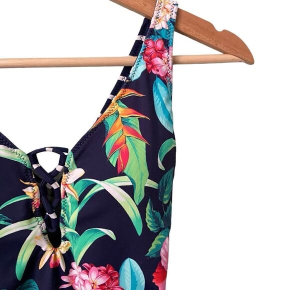 Tommy Bahama Tropi-Calling Reversible Lace-Back One-Piece Swimsuit in Size 6 - Picture 6 of 16